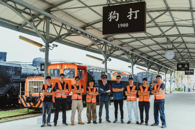 高雄市戶外鐵道博物館「哈瑪星鐵道園區」內，有逾30輛台灣鐵道史上各式珍貴車輛，文化局推出濱線觀光列車「哈瑪星號」，從舊打狗驛月台乘車，18日中午起在駁二官網開賣，30日啟程。（高雄市文化局提供）