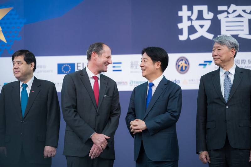 President Lai exchanges greetings with European Economic and Trade Office Head Lutz Güllner.