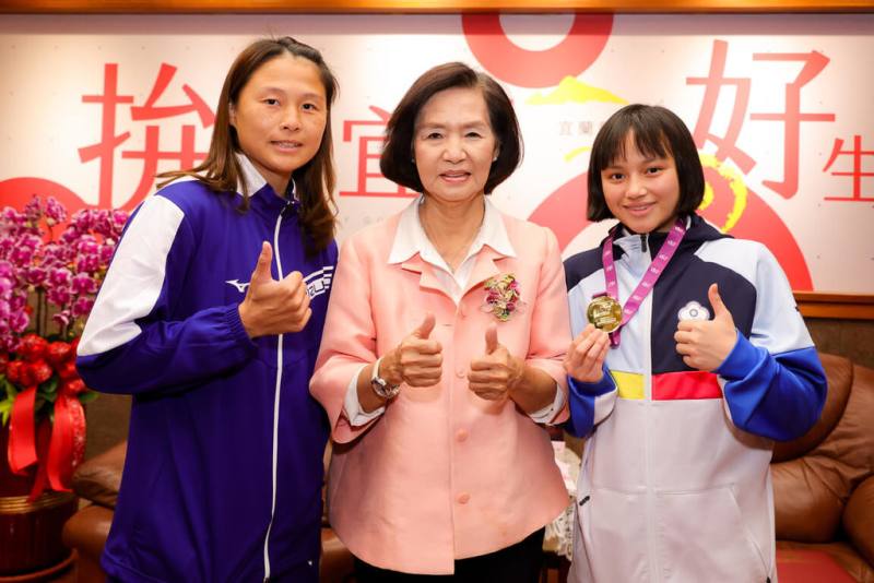 宜蘭縣壯圍國中選手高勻芮（右）在「2024年世界中學生運動會」柔道項目女子組40公斤級榮獲金牌，宜蘭縣長林姿妙（中）18日在縣長會客室接見高勻芮及教練陳勁穎（左）等人。（宜蘭縣政府提供）