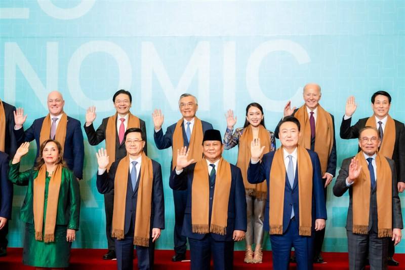 Taiwan's Asia-Pacific Economic Cooperation (APEC) envoy Lin Hsin-i (second row, fourth from right) takes a photo with APEC leaders. Photo courtesy of Taiwan's delegation to the APEC summit