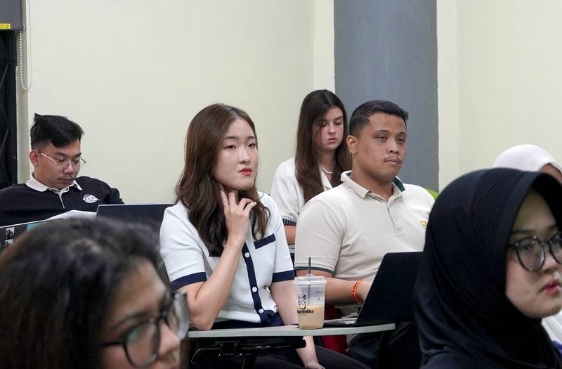 台灣學生許淑敏（中左）就讀的國際專班是印尼大學商業與經濟學院所設立的學士學程，班上同學除了來自印尼，還有荷蘭、瑞士、摩爾多瓦等歐洲國家，而她則是學院裡唯一的台灣人。