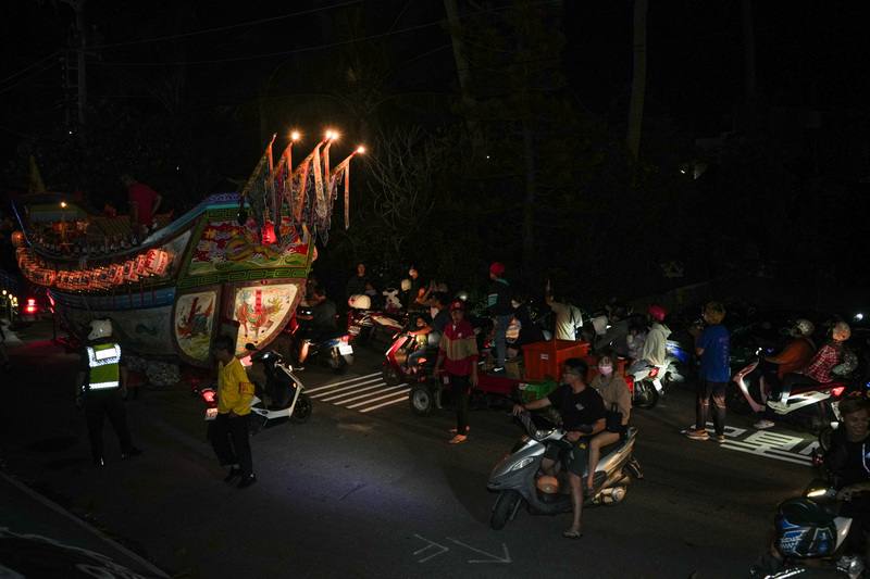 屏東3大迎王平安祭典壓軸場南州迎王，18日凌晨在林邊鄉崎峰海灘舉行送王儀式。圖為王船拖運途中，船尾也跟著一長串隨香客機車車流。