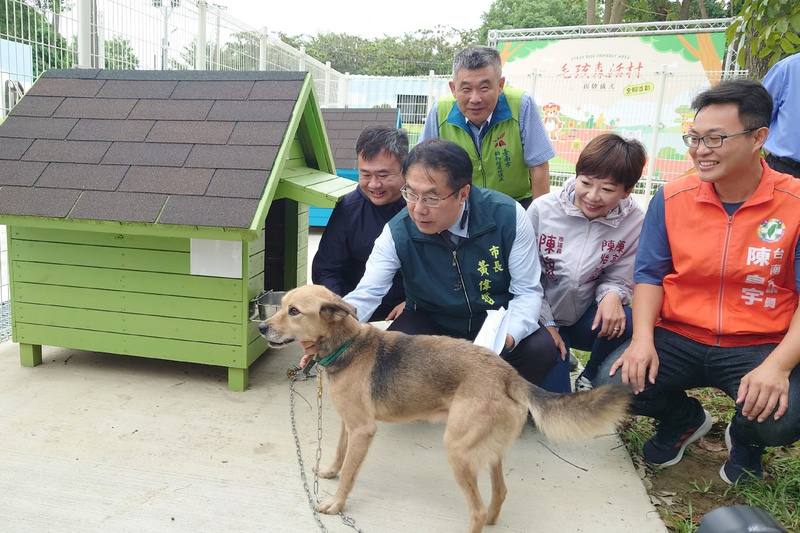 台南市政府在仁德區成功里設置首處遊蕩犬暫置區18日揭牌啟用，台南市長黃偉哲（前右3）前往觀看犬隻安置情形。