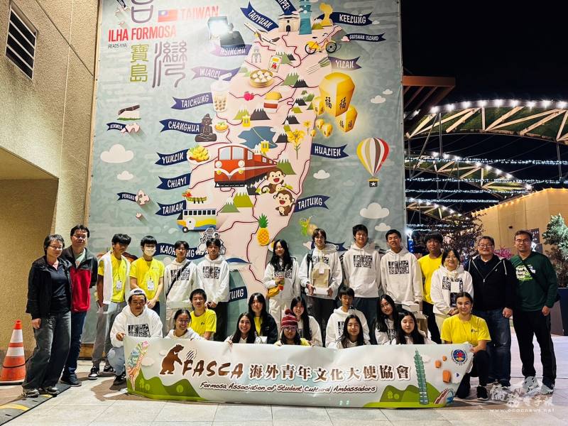 Council Member of the Overseas Community Affairs Council Steve Hsieh(Row 2 right 2), Marian Liu(Row 2 right 3), Adam Wang(row 3 right 1) with San Diego FASCA and their Parents.