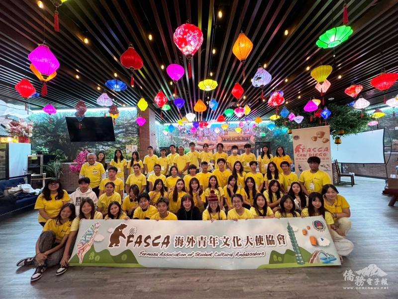 Yiya Formosa Director Susan Hsu(row 1 middle)Consulting Mentor Jennifer Hsu(row 2 left 1), Marian Liu(row 2 right 1), lecturer Irene Wang (row 4 right 1), Senior Adviser Robert Yang(row 3 left 1), Asst. Mentor Adam Wang (row 3 right 1) with all FASCA memb