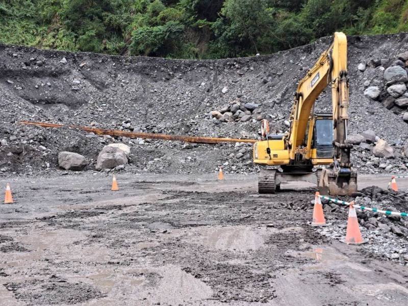 台20線南橫公路受颱風影響，路段局部坍方、路基流失致交通受阻，公路局南區養護工程分局甲仙工務段預計22日完成明霸克露橋河床便道加固保護，當日上午7時將開放梅山口至埡口平台路段恢復一般管制通行。（甲仙工務段提供）