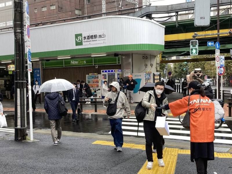 台灣隊闖進12強棒球賽4強，順利前進東京巨蛋，交通部觀光署東京辦事處21日上午在東京巨蛋外發送禮品與宣傳單，也聯手中華航空舉辦抽獎送出4張機票，送日本球迷到台灣觀光。 （觀光署東京辦事處提供）