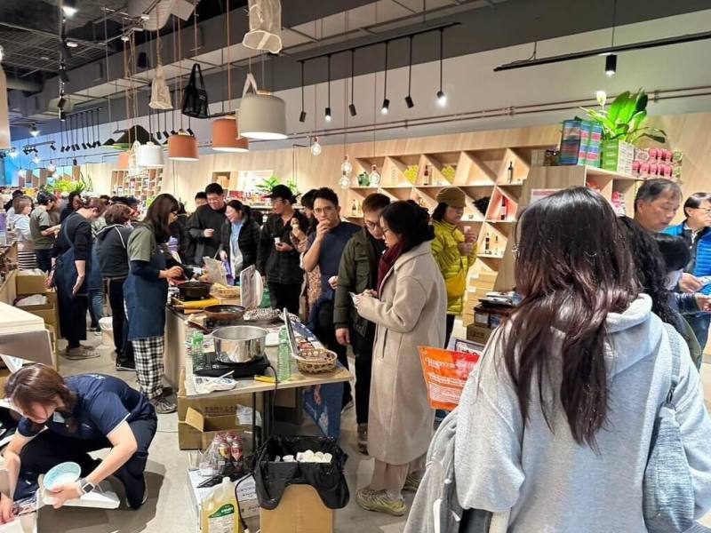 高雄市海洋局與國華台灣食品公司在多倫多2家超市舉辦「高雄海味展」，10月底邀請梓官、林園區漁會、宏裕行、天時福、蘇班長及利安鑫等6家業者參展，現場試吃購買人潮絡繹不絕。（高雄市海洋局提供）