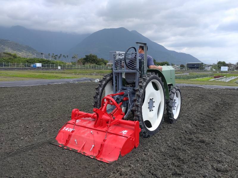 作業車附掛迴轉犁進行整地作業