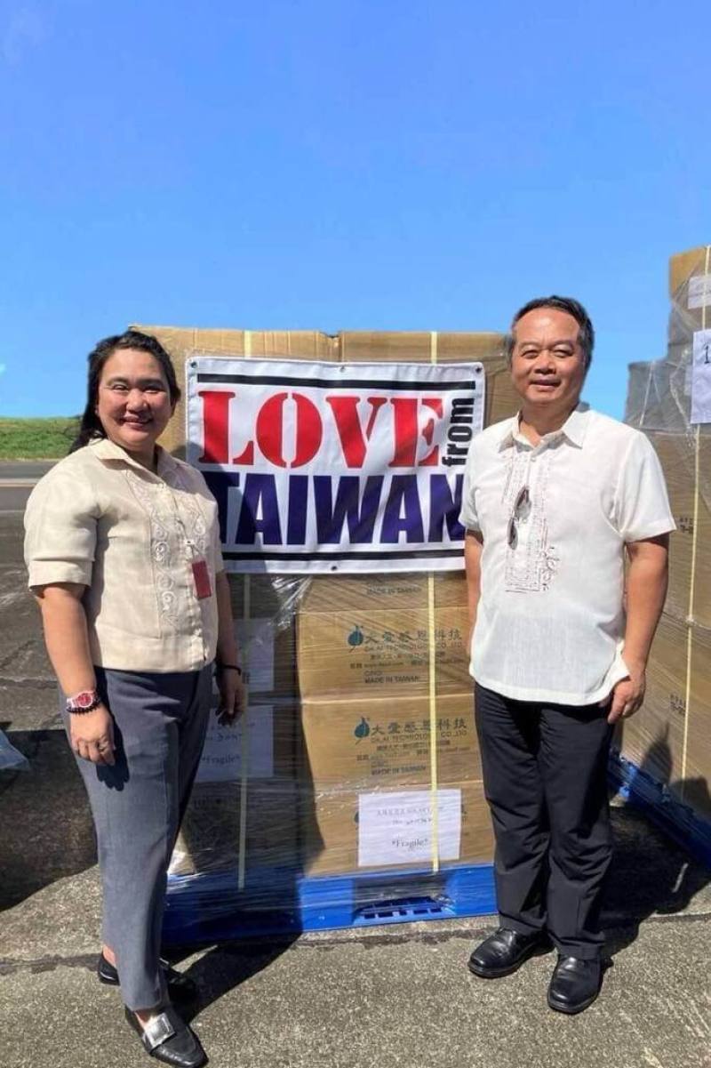 菲律賓連遭颱風襲擊，中華民國駐菲代表周民淦（右）22日代表台灣政府捐贈賑災物資予菲律賓，由馬尼拉經濟文化辦事處（MECO）主席兼駐台代表葛若菲（左）代表菲國政府接受。（駐菲代表處提供）