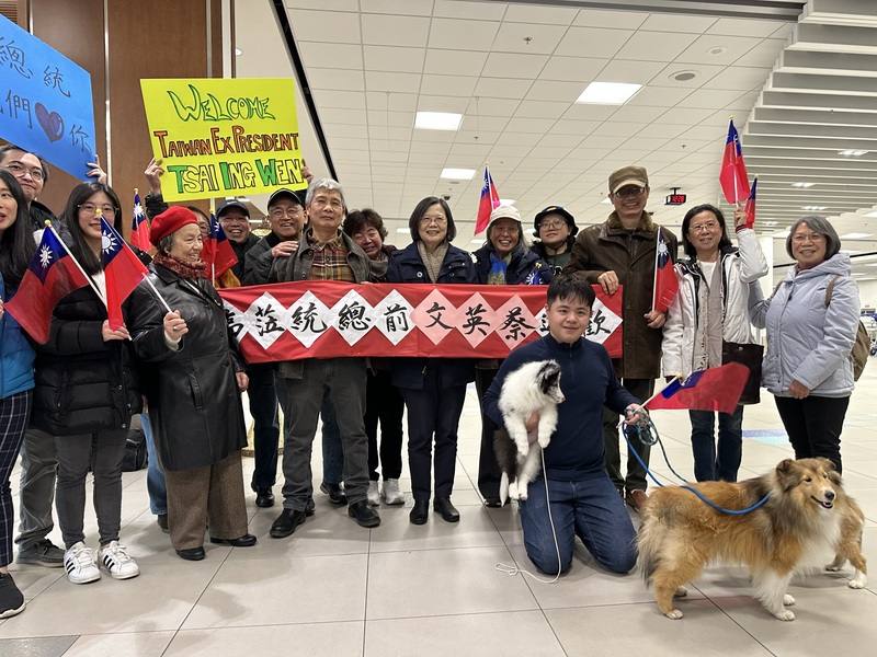 前總統蔡英文（後右6）抵達哈利法克斯（Halifax）國際機場，台僑熱情前往接機