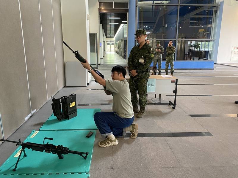 台北市後備旅23日開始在政大進行教召訓練，報到的後備軍人實際操作武器進行專長鑑定