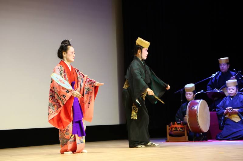 沖繩「宜野灣市文化協會古典藝能部」演出日本國家文化財的《琉球舞踊》，表現沖繩歷史與文化特色。