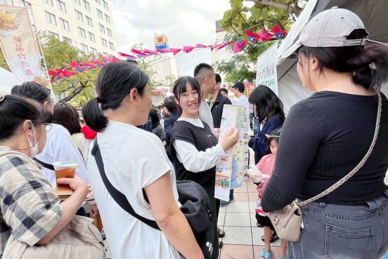 屏東縣政府應邀參加「台灣祭2024 in沖繩」活動，一連3天在那霸市蔡溫廣場公園舉行，現場展售許多屏東農特產品，吸引人潮選購，讓屏東好物與美食和世界交朋友。（屏東縣政府提供）