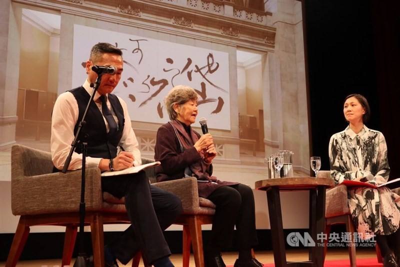 Renowned Taiwanese calligrapher Tong Yang-tze (center) delivers a speech during the "Dialogue" exhibition at the museum. CNA photo Nov. 22, 2024