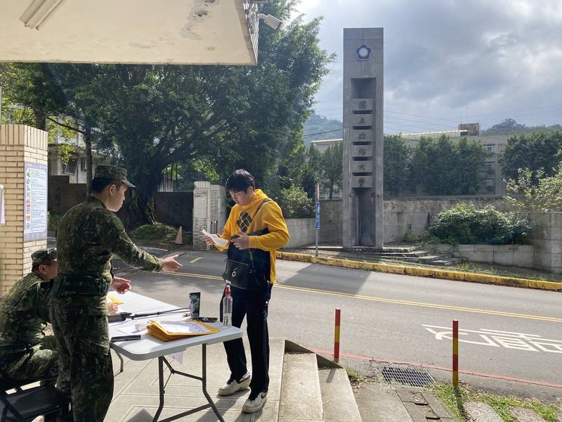 台北市後備旅23日開始在政大進行教召訓練，後備軍人報到地點為政大後門