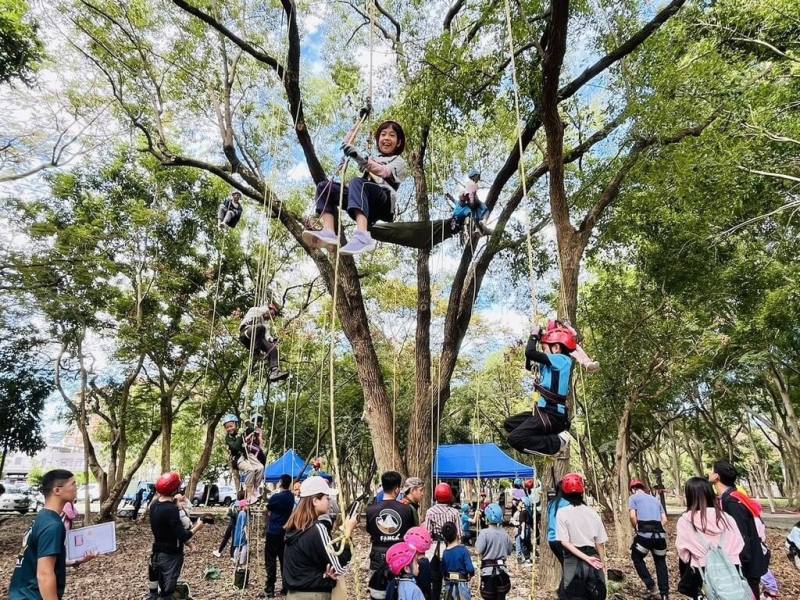 農業部林業及自然保育署台中分署23日舉辦「樹木保護及採種攀樹訓練計畫」成果發表會，除展示攀樹採種裝備及工作照片等成果，現場也有攀樹體驗。（林業及自然保育署台中分署提供）