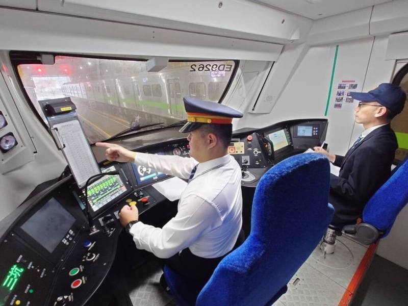 台鐵持續辦理年度列車運轉競賽，因應服役車型更迭，列車運轉競賽使用車種也由機車牽引的普通車、莒光號演進到通勤電聯車，並自早期EMU500、中期EMU800，進步為新式EMU900型。（台鐵提供）