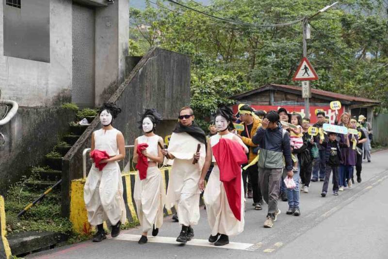 國家人權博物館主辦「2024人權藝術生活節」，以「天光照壁」為主題，23日舉行「為人權而走」前導活動，由梵體劇場帶領遊行。（國家人權博物館提供）