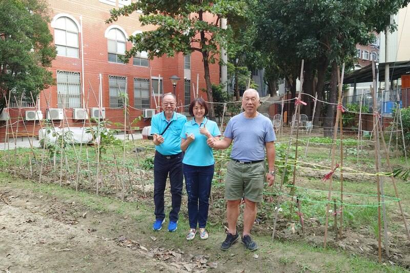 南台科大樂齡大學結業學員與校方合作，將校內閒置土地開闢為「元氣心田」農園，提供大學部及幼兒園學生接觸園藝、食農與生命教育場地