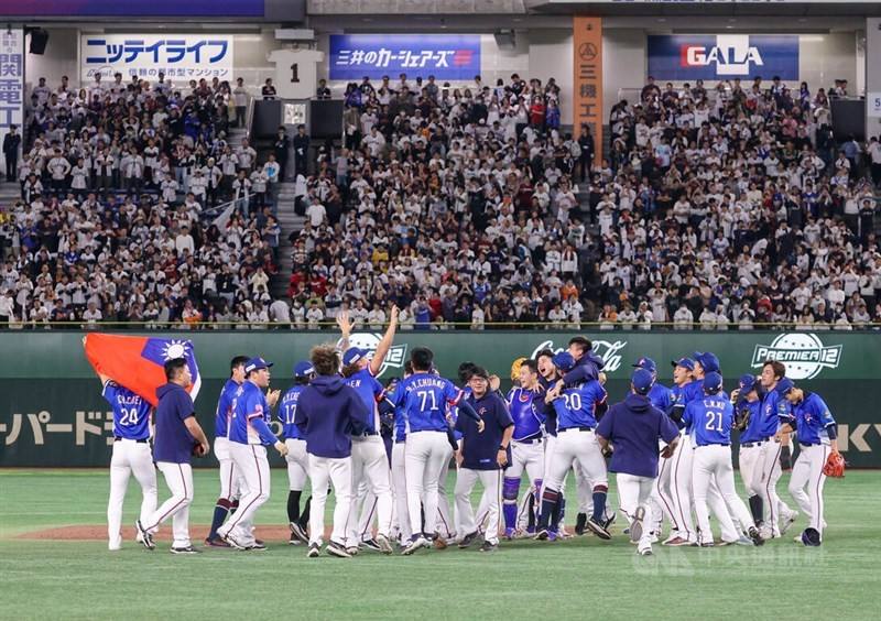 Taiwan's team to the WBSC Premier12 celebrates the nation's first gold medal win at the event. CNA photo