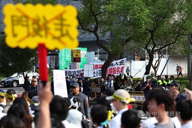 Around 2,000 people, including doctors and dentists, demand stricter regulations on foreign-trained medical and dental graduates seeking to return to Taiwan to practice at a demonstration on Sunday. CNA photo