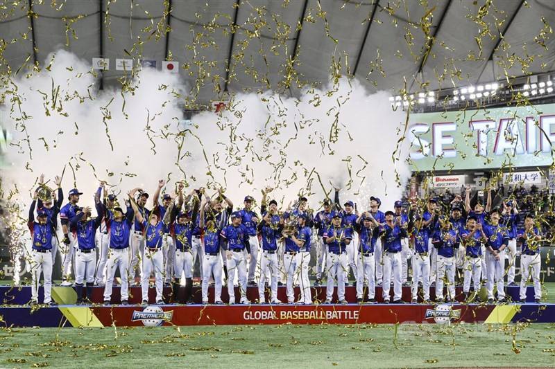 Team Taiwan celebrates its historic WBSC Premier12 win inside the Tokyo Dome on Sunday. CNA photo