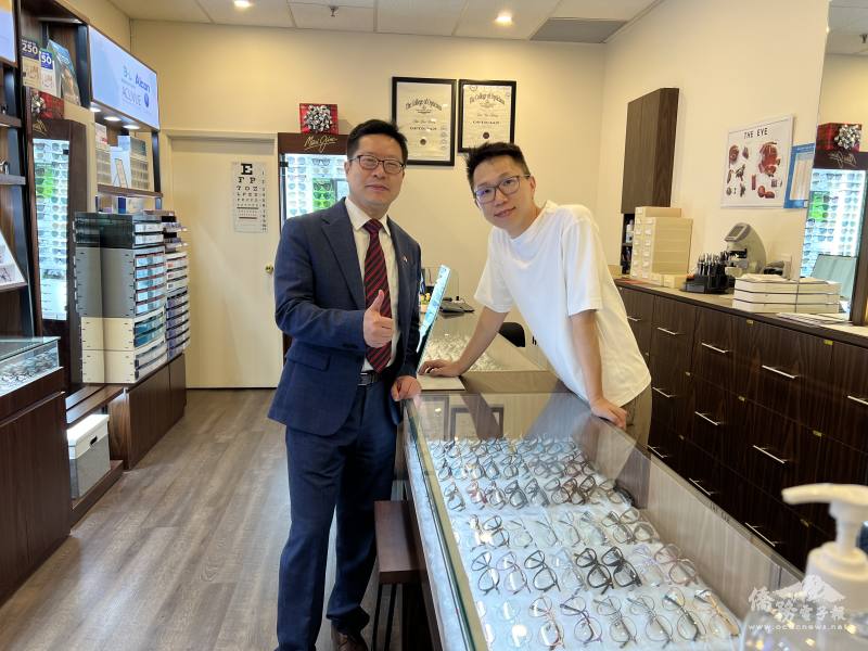 i僑卡特約商店優視眼鏡（SeeWell Optical）老闆Scott（右）介紹經營現況。