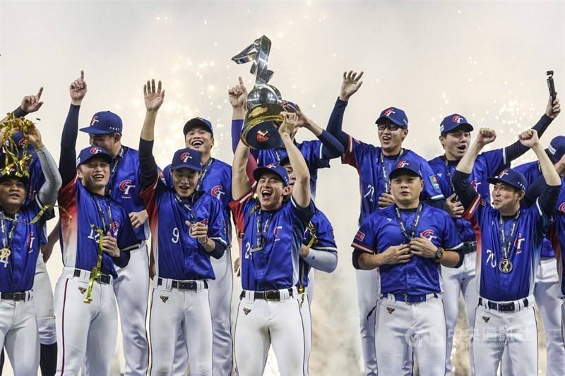 Team Taiwan players take home the Premier12 championship trophy after Sunday's final. CNA photo Nov. 24, 2024