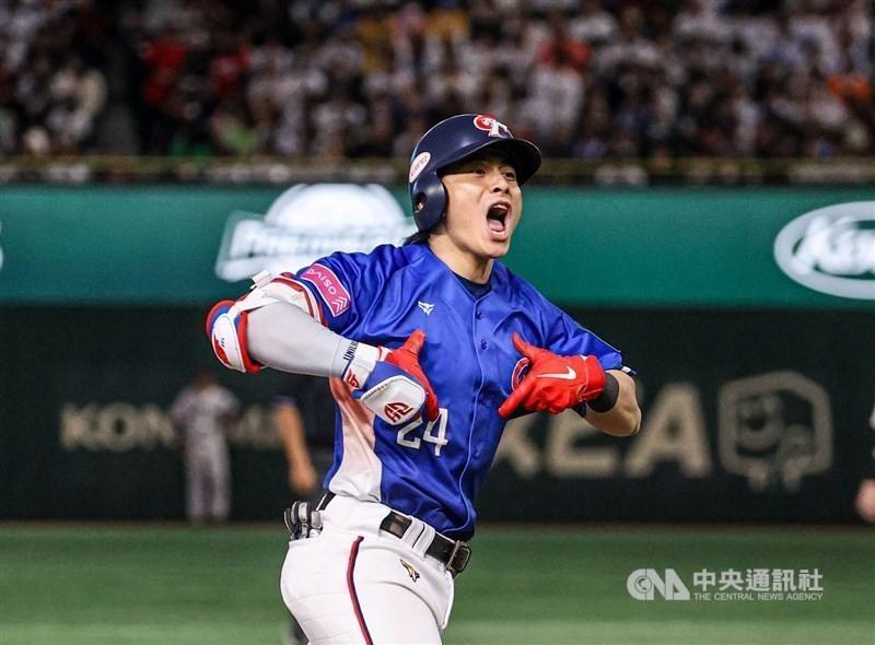 Taiwan's captain, center fielder Chen Chieh-hsien (陳傑憲), celebrates after smashing a three-run homer in the top of the fifth to put Taiwan up 4-0 on Sunday. CNA photo Nov. 24, 2024