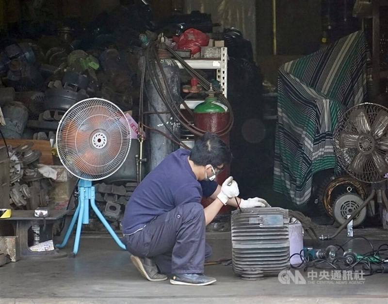 A man works on a machine tool in Kaohsiung. CNA photo