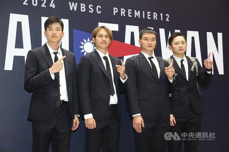 Team Taiwan players pose for a photo on their return at Taoyuan International Airport on Tuesday. CNA photo Nov. 25, 2024