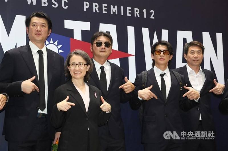 Vice President Hsiao Bi-khim (second left) poses for a group photo with pitching coach Wang Chien-ming (left), Taiwan's manager Tseng Hao-ju (center), team captain Chen Chieh-hsien (second right) and coach Lin Yueh-ping. CNA photo Nov. 25, 2024