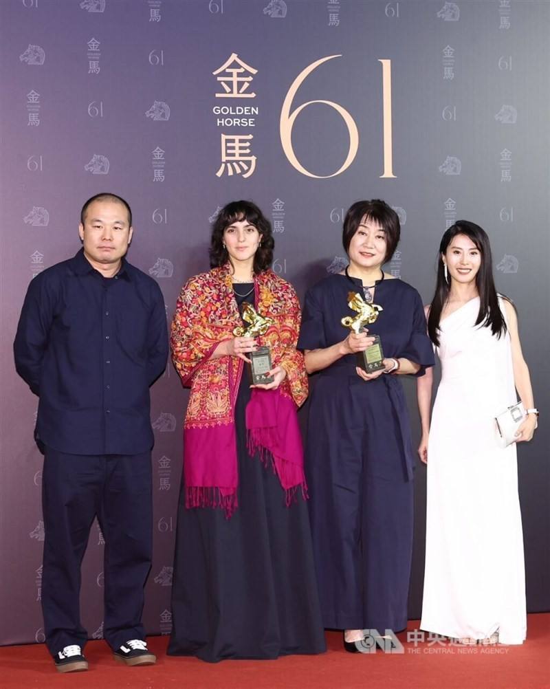 Ma Yingli (second right) and her acting crew in "An Unfinished Film" pose with their Golden Horse Awards during Saturday's ceremony. CNA photo Nov. 23, 2024