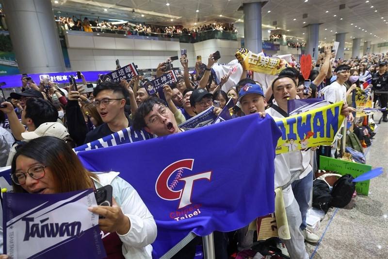 Fans welcome their return at the Taoyuan airport. CNA photo Nov. 25, 2024