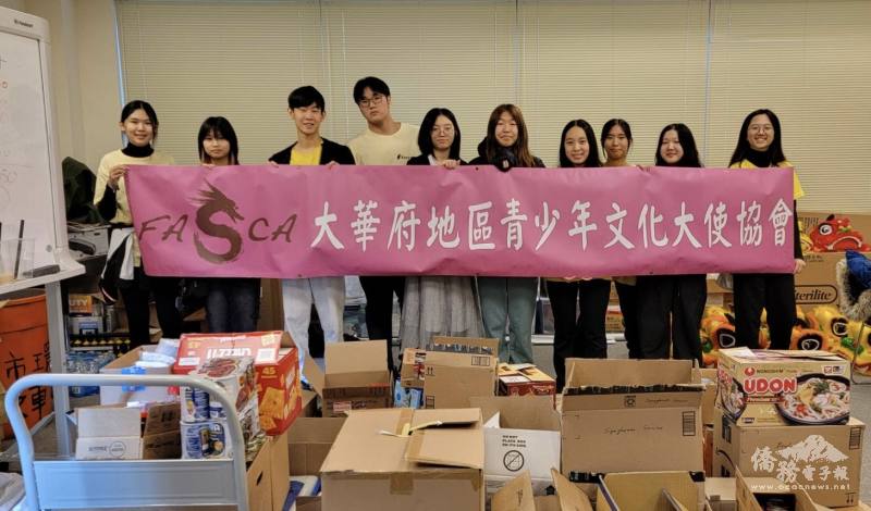 This year, the Manna Food Drive student committee, led by Annabelle Lee (left), collected and delivered an impressive 1,054 pounds of food.