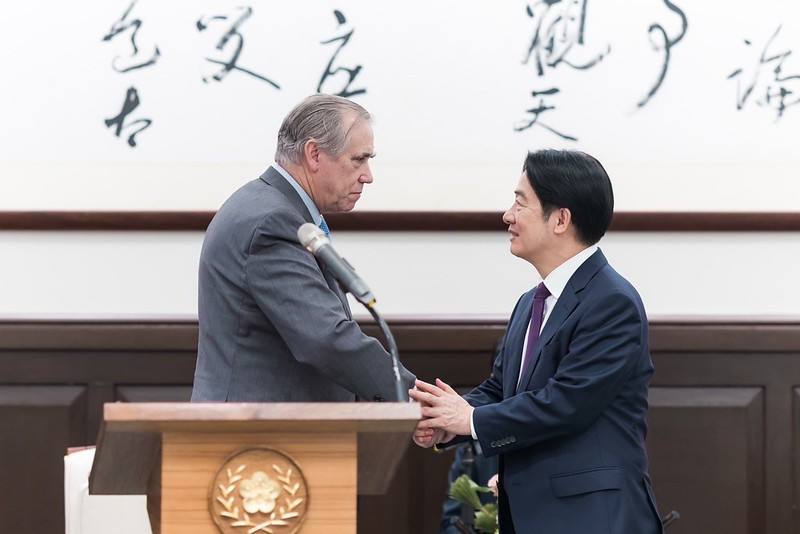 President Lai Ching-te shakes hands with United States Senator Jeff Merkley.