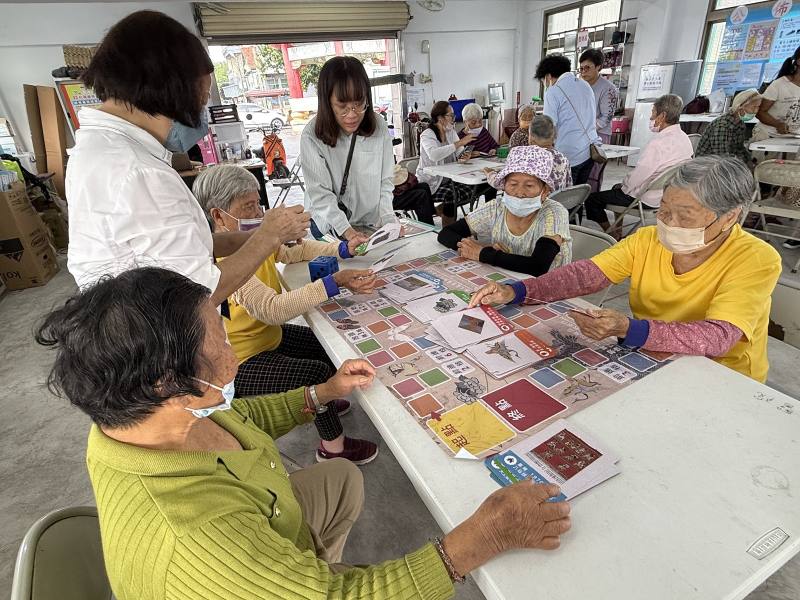 故宮南院和嘉義長庚醫院失智共照中心共同開發織品牌卡，已在嘉義縣西部11個失智共照據點試行