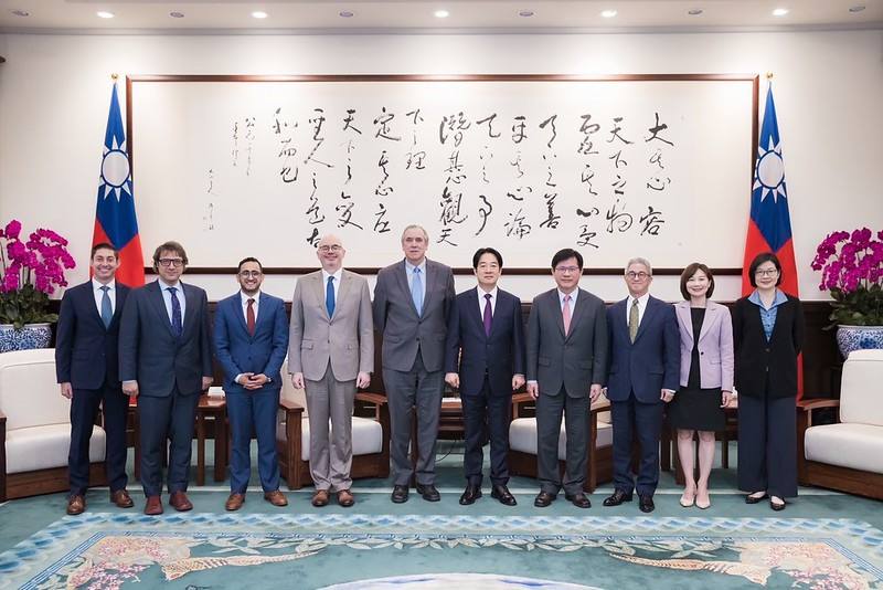 President Lai poses for a group photo with a delegation led by United States Senator Jeff Merkley.