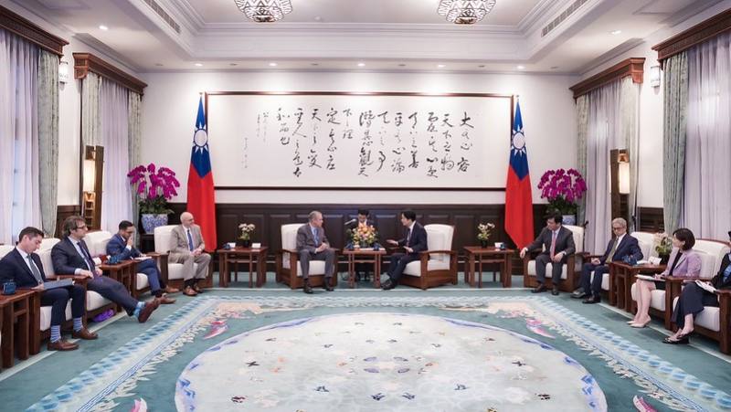 President Lai exchanges views with United States Senator Jeff Merkley.