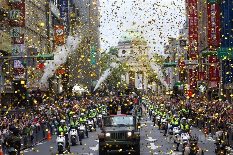 The convoy carrying Team Taiwan players is showered with ticker tapes as it passes Taipei's "Canyon of Heroes" along Guanqian Rd. during Tuesday's parade. CNA photo