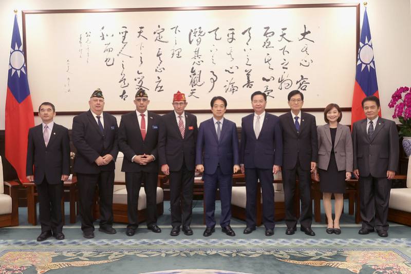 President Lai poses for a photo with a delegation led by American Legion National Commander James LaCoursiere.