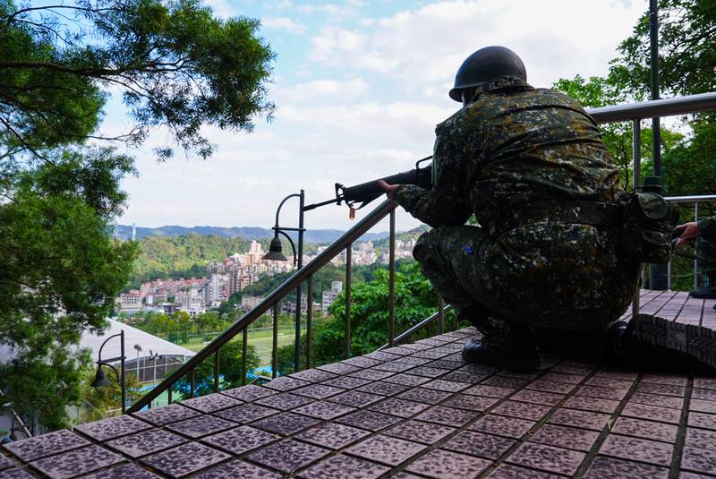 教育召集官兵28日在政大後山的環山路實施3公里行軍，並在制高點實施警戒（圖）