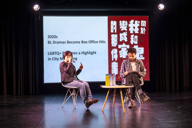 台灣導演黃惠偵（左）今年受邀在「馬德里國際同志影展」的「台灣酷兒電影專題」中舉辦大師講座，向電影系學生與電影愛好者分享台灣各年代電影中的家庭與性別議題，由台灣作家紀大偉酷兒科幻經典「膜」西文譯本的譯者博愛偉（Alberto Poza）（右）擔任翻譯