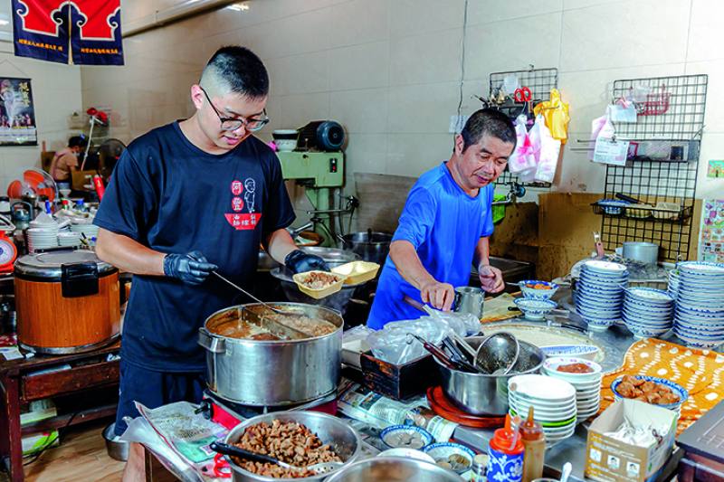 Ah Feng’s son shows his own skills. The great local Beigang taste created by Ah Feng’s mother is now being passed down to the third generation.