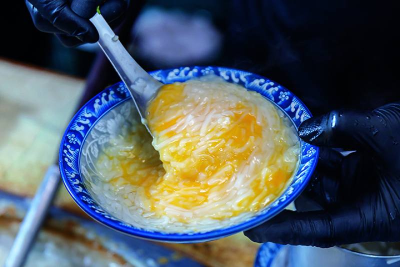 In Beigang, vermicelli in thick soup is enriched by mixing in an egg. In all Taiwan, mianxianhu is eaten this way only in Beigang.