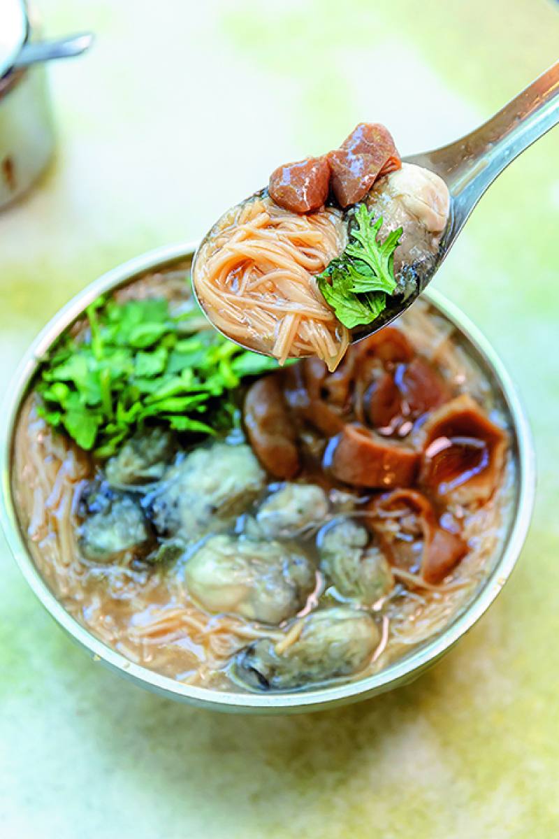 Every Taiwanese has their own favorite mianxianhu (vermicelli in thick soup). That served at A Chuan Oyster Vermicelli comes packed with oysters and chitterlings.