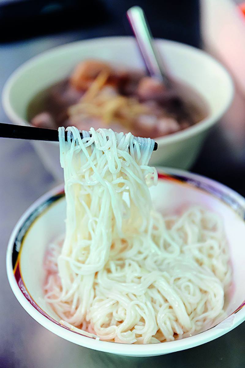 Xu’s Pig’s-Trotter Vermicelli, in front of Cisheng Temple in Taipei’s Dadaocheng, drizzles its white misua with lard and garlic paste, for a combination of fragrance and flavor that is the “taste of home” in the memories of Chen Ching-yi.