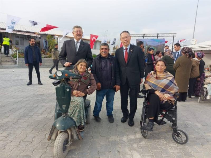 駐土耳其代表黃志揚（右2）及哈泰市（Hatay）市政府對外關係處長穆爾薩洛格魯（Mehmet Mursaloğlu，後左1）與受贈災民合影。（駐土耳其代表處提供）