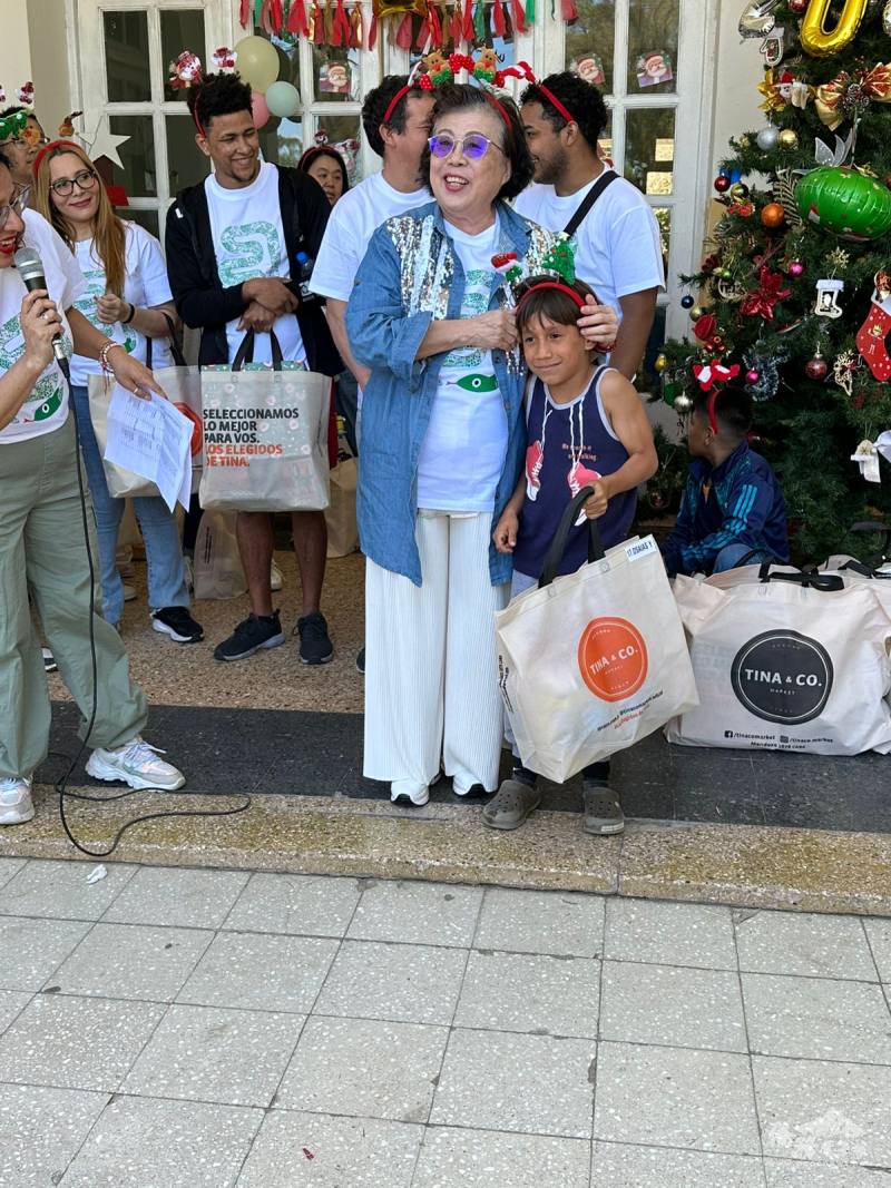 阿根廷國際傑人會會長陳碧華送上耶誕禮物